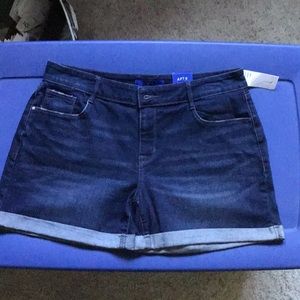 Apt. 9 NWT cuffed denim shorts. Size 14